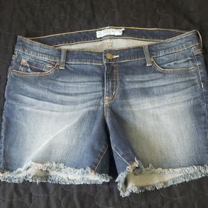 Frayed denim shorts